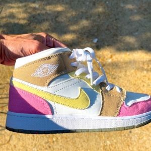 Jordans 6.5Y/ 8-8.5 in women’s